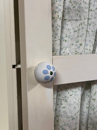 Armario vintage madera cortinas tela