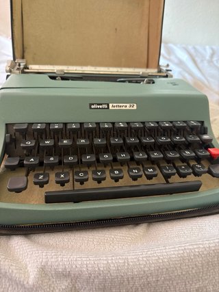 Máquina de escribir antigua, marca olivetti 32