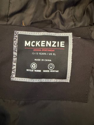 Chaqueta McKenzie Negra con Capucha