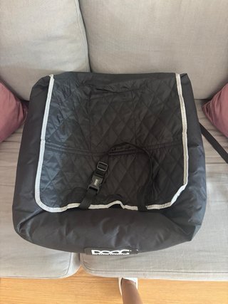 Cama con sujecion para perros en el coche