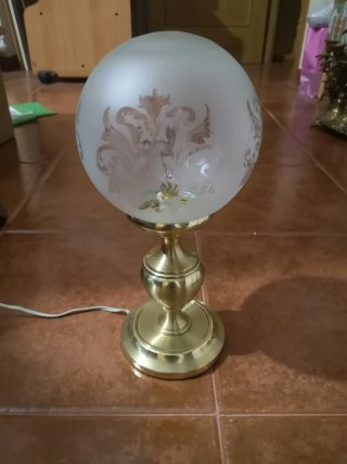 Lamparita de mesita dorada con tulipa