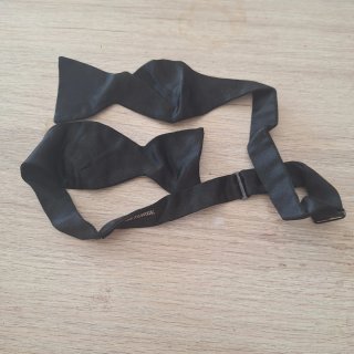 Pajarita de seda negra con elástico