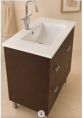 Mueble de baño moderno con lavabo y grifo