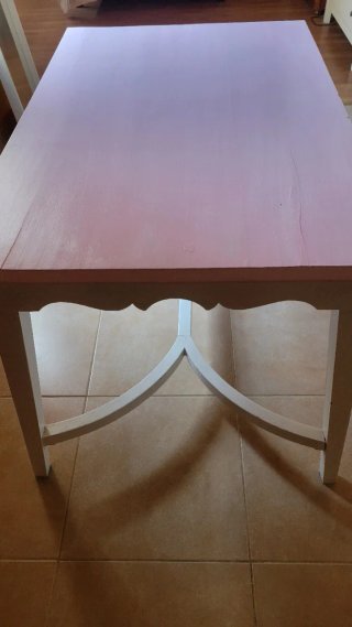Mesa de madera antigua pintada rosa y blanco