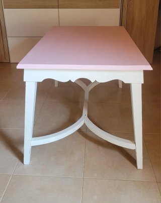 Mesa de madera antigua pintada rosa y blanco