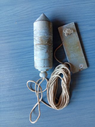 Plomada de albañil con cuerda