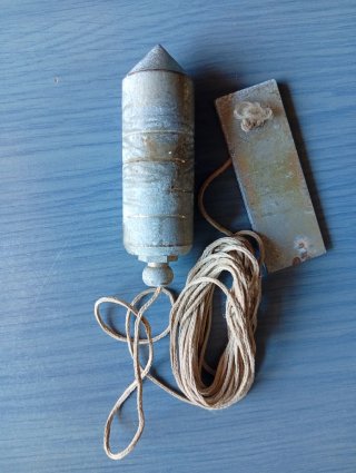 Plomada de albañil con cuerda