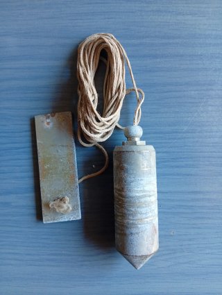 Plomada de albañil con cuerda