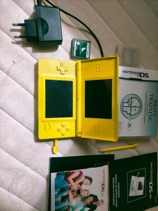 Nintendo DS Lite Amarilla + Accesorios
