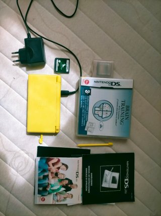 Nintendo DS Lite Amarilla + Accesorios