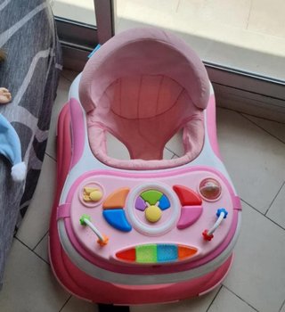 Caminador para bebé rosa con centro de actividades