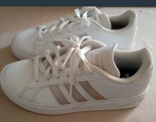Zapatillas Adidas Mujer Talla 37.5 Blancas y Dorad