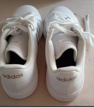 Zapatillas Adidas Mujer Talla 37.5 Blancas y Dorad