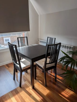 Mesa comedor IKEA negra 4 sillas