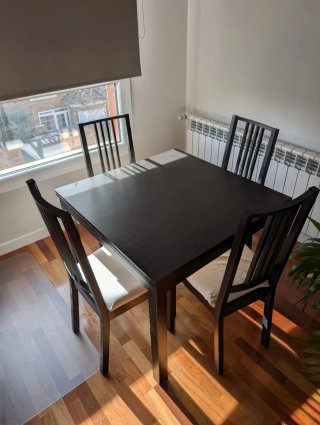 Mesa comedor IKEA negra 4 sillas