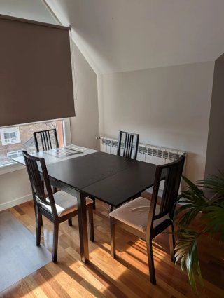 Mesa comedor IKEA negra 4 sillas