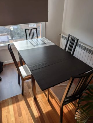 Mesa comedor IKEA negra 4 sillas