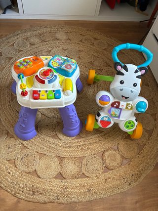 Andador y mesa de actividades para bebé. Juguetes.