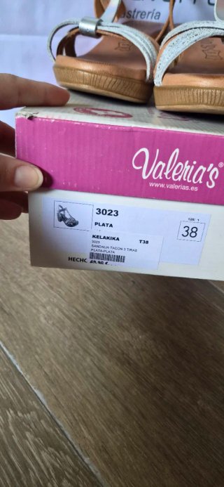 Sandalias Tiras Plata y Marrón con suela de Gel
