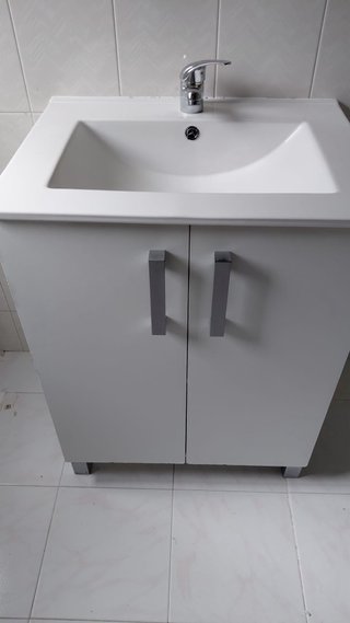 Mueble de baño con lavabo y grifo