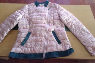 Cazadora rosa entretiempo con detalles vaqueros