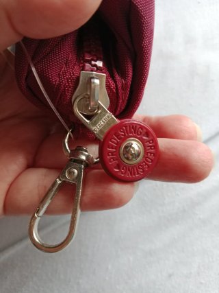 Neceser granate con mosquetón