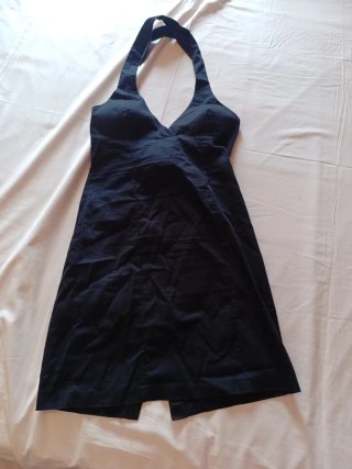 Abito nero con coppe e zip posteriore