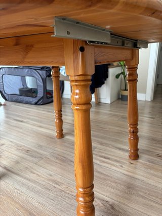 Mesa de comedor de pino macizo.