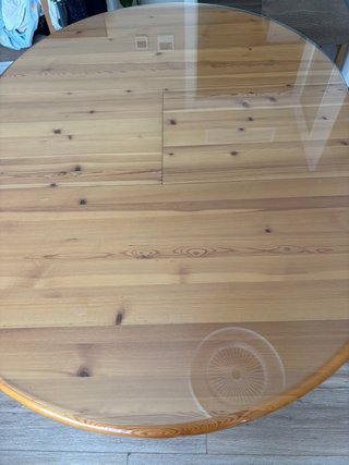 Mesa de comedor de pino macizo.
