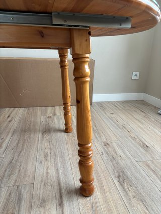 Mesa de comedor de pino macizo.