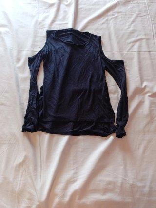 Maglia nera spalle scoperte manica lunga