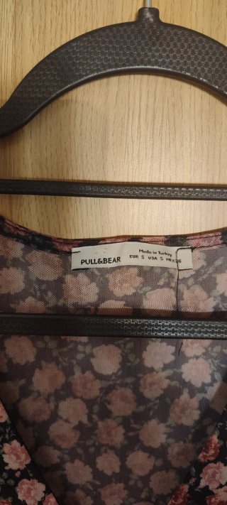 Vestido Pull&Bear floral negro y rosa Talla S