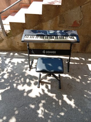 Piano electrónico Donner con banqueta