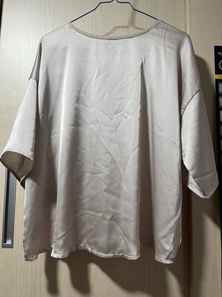Blusa satinada plateada/blanca