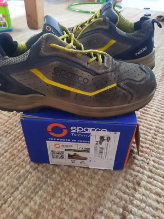 Zapatos de seguridad Sparco sucios peros nuevos