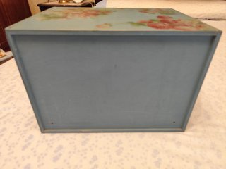 Cajonera de madera azul con flores