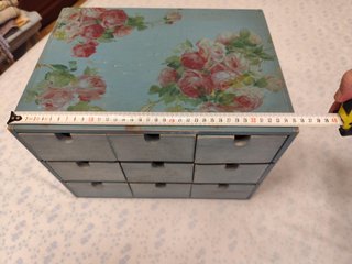 Cajonera de madera azul con flores