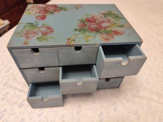 Cajonera de madera azul con flores