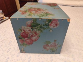 Cajonera de madera azul con flores
