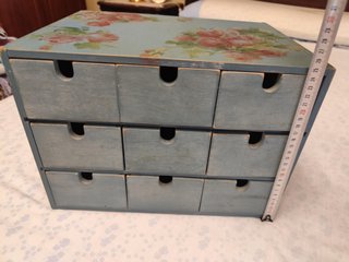 Cajonera de madera azul con flores
