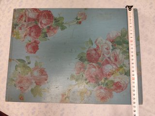 Cajonera de madera azul con flores