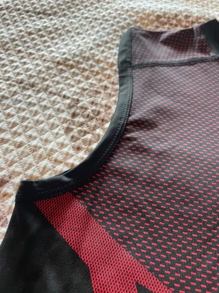 Camiseta Gymshark sin mangas negra y roja
