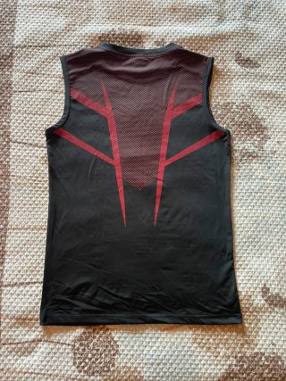 Camiseta Gymshark sin mangas negra y roja