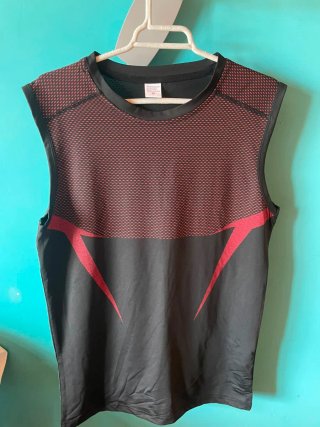 Camiseta Gymshark sin mangas negra y roja