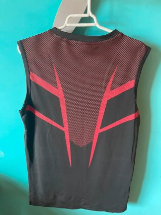 Camiseta Gymshark sin mangas negra y roja
