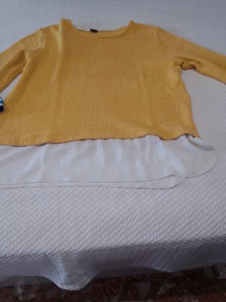 Camiseta de rayas azules y blancas