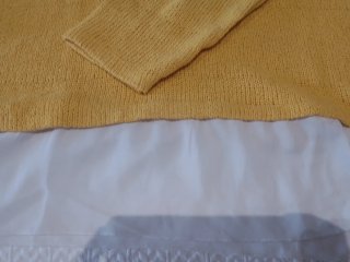 Camiseta de rayas azules y blancas