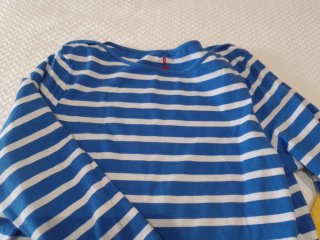 Camiseta de rayas azules y blancas