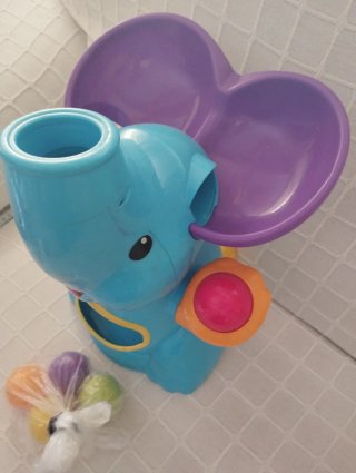 Elefante lanza pelotas juguete