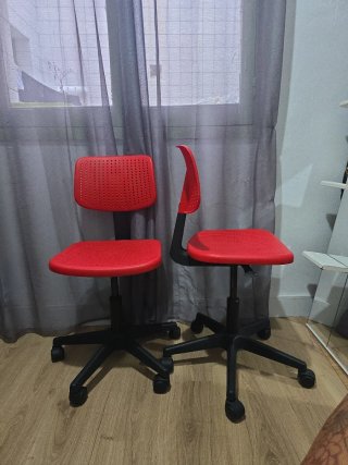 Sillas de escritorio rojas y negras